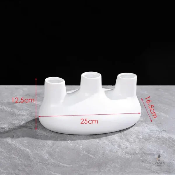 Vase polyvalent avec plusieurs perforations pour embellir l'espace