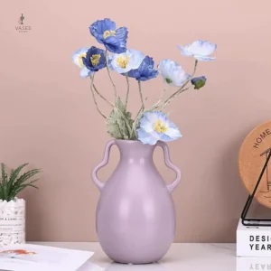 Vase au design contemporain avec une poignée stylée