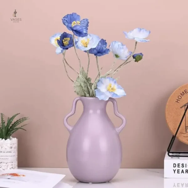 Vase au design contemporain avec une poignée stylée