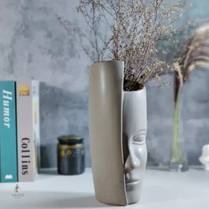 Vase artistique avec motif de visage stylisé