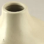 Vase en céramique beige pour un style épuré