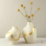 Vase en céramique de couleur beige