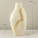 Vase beige en céramique au design simple