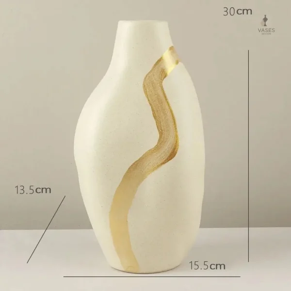 Vase beige en céramique au design simple