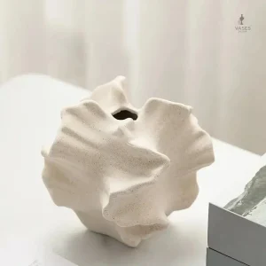 Vase beige minimaliste pour intérieur moderne