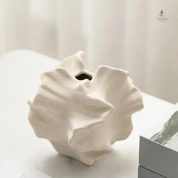 Vase beige minimaliste pour intérieur moderne
