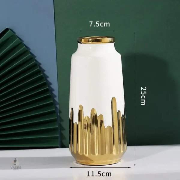 Vase élégant blanc avec motifs dorés