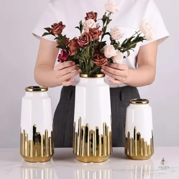 Vase en céramique blanche avec finition dorée