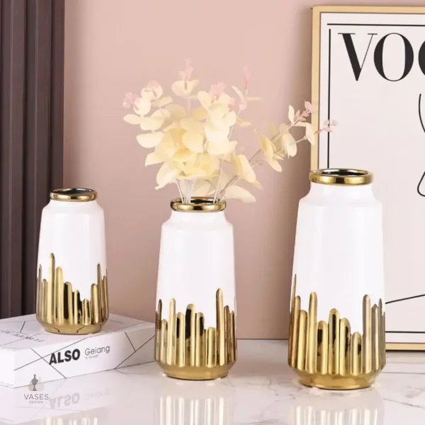 Vase stylisé blanc avec or pour la maison