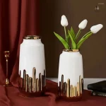 Vase contemporain blanc et doré