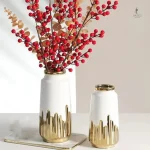 Vase en porcelaine blanche avec détails dorés