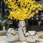 Vase blanc chic avec accents argentés