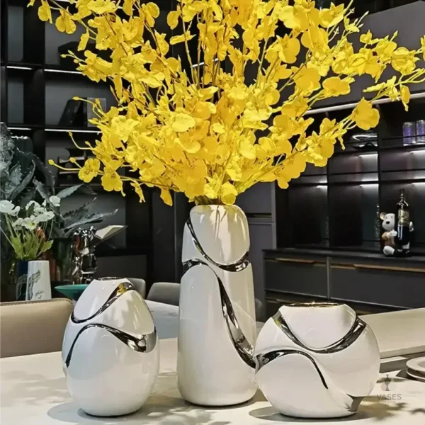 Vase blanc chic avec accents argentés