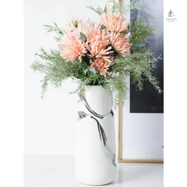 Vase contemporain en blanc et argent pour décoration