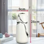 Vase sobre blanc avec touches argentées pour votre maison