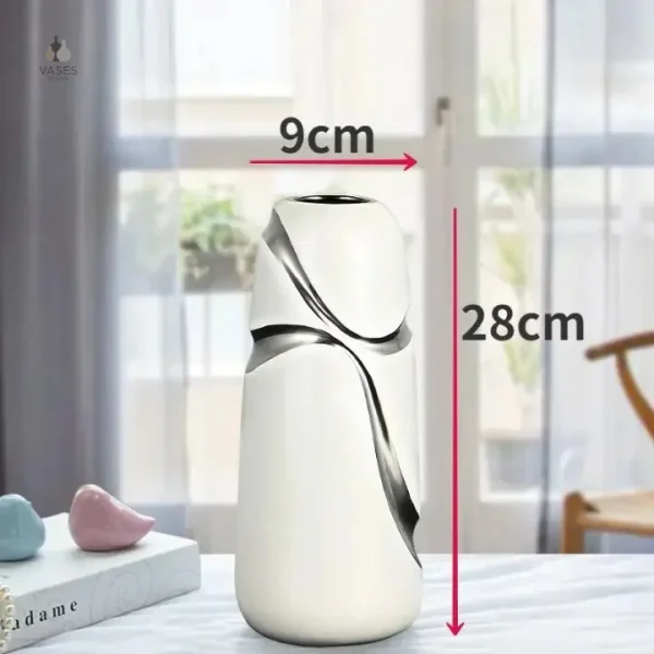 Vase sobre blanc avec touches argentées pour votre maison