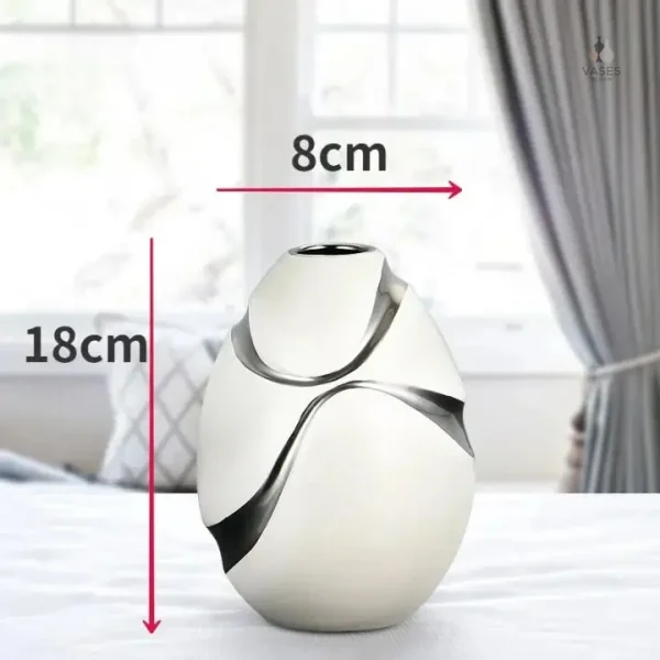 Vase épuré blanc et argent, idéal pour toutes les ambiances