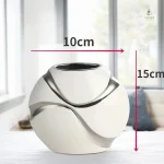 Vase design blanc et argent, parfait pour un centre de table