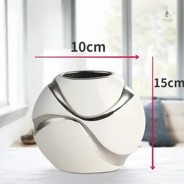 Vase design blanc et argent, parfait pour un centre de table