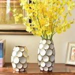 Vase décoratif blanc avec motifs dorés raffinés