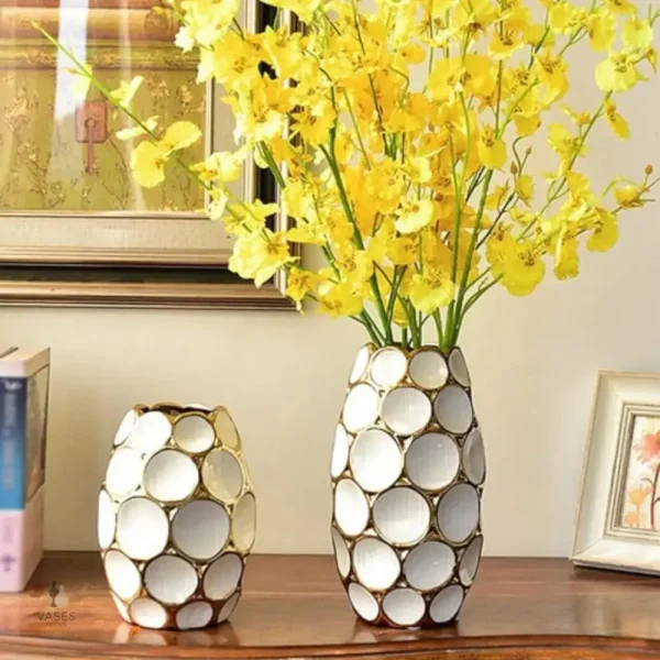 Vase décoratif blanc avec motifs dorés raffinés