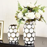 Vase moderne blanc et or, parfait pour un centre de table