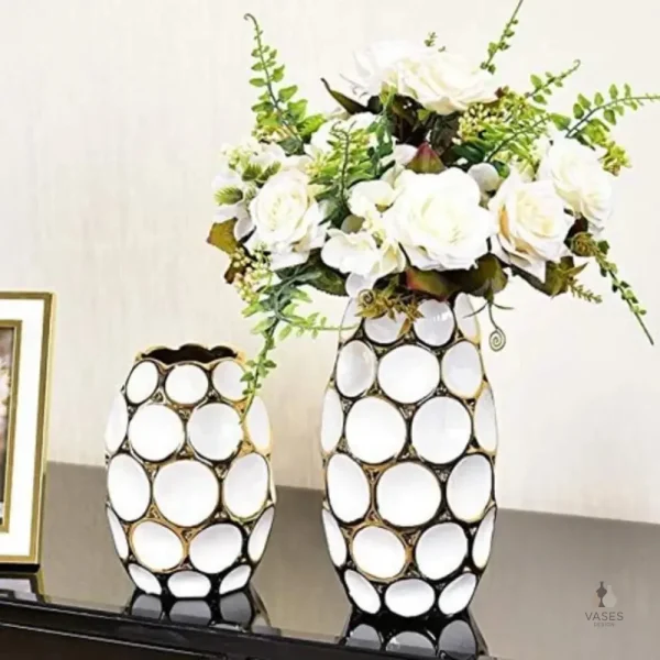 Vase moderne blanc et or, parfait pour un centre de table