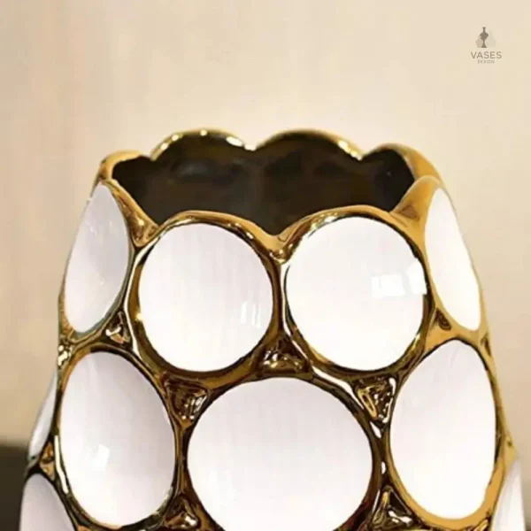 Vase contemporain blanc et doré, ajout de style à tout espace
