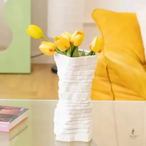 Vase blanc moderne au design épuré et élégant