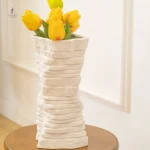 Vase contemporain blanc, parfait pour une décoration intérieure