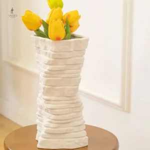 Vase contemporain blanc, parfait pour une décoration intérieure