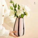 Vase moderne blanc avec des accents noirs