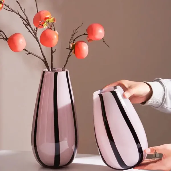 Vase décoratif en céramique noire et blanche