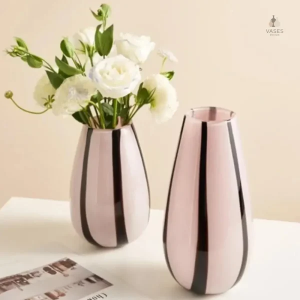 Vase design minimaliste aux couleurs contrastées