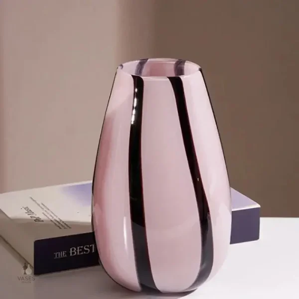 Vase artistique en céramique aux teintes neutres