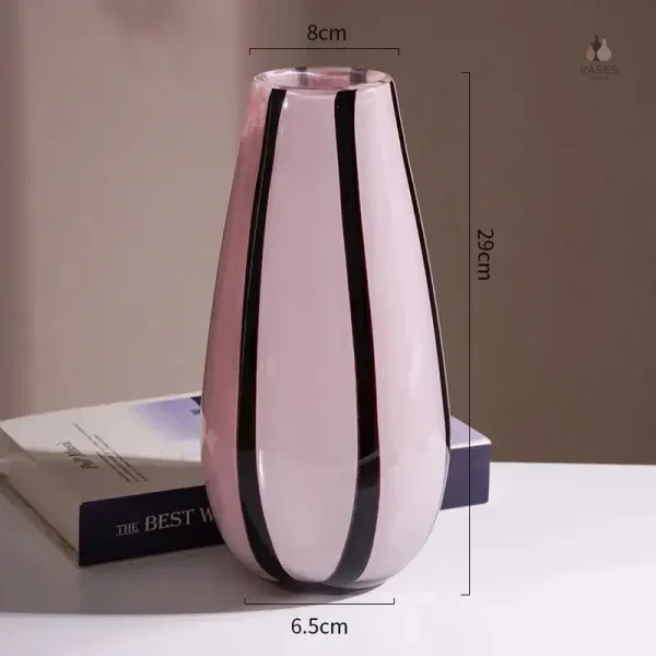Vase stylé noir et blanc pour fleurs