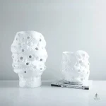 Vase blanc contemporain pour intérieur stylé