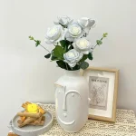 Vase blanc avec visage décoratif, design moderne et élégant