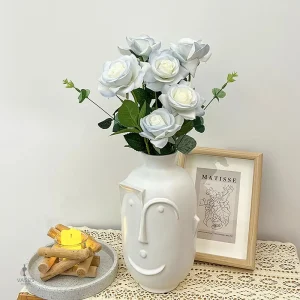 Vase blanc avec visage décoratif, design moderne et élégant