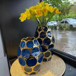 Vase bleu avec accents dorés pour un style moderne