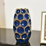 Vase bleu, finition dorée, pièce maîtresse chic