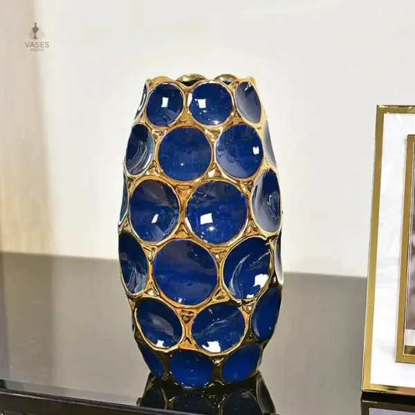 Vase bleu, finition dorée, pièce maîtresse chic