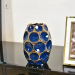 Vase en céramique bleu avec touches dorées raffinées