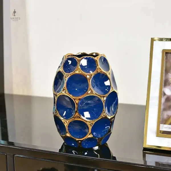 Vase en céramique bleu avec touches dorées raffinées