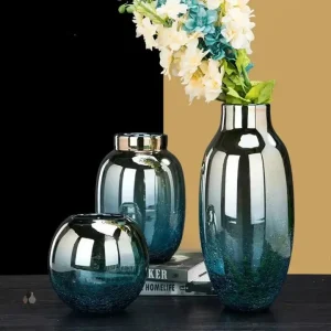 Vase en verre bleu élégant