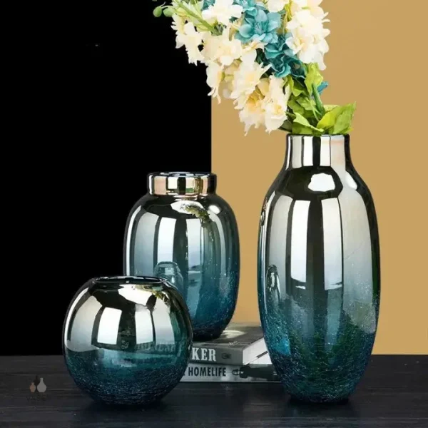 Vase en verre bleu élégant