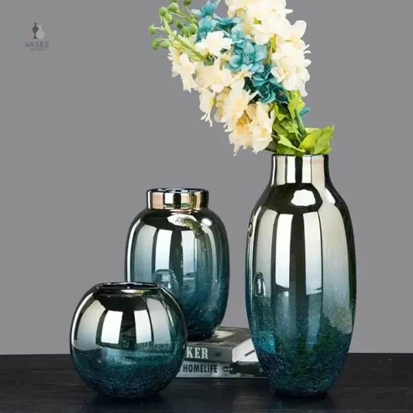 Vase bleu décoratif en verre