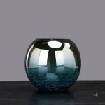 Vase design en verre bleu