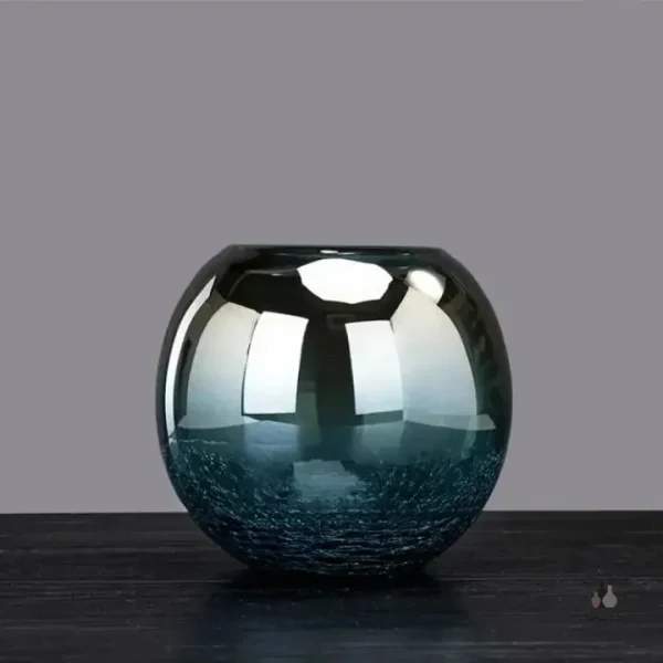 Vase design en verre bleu