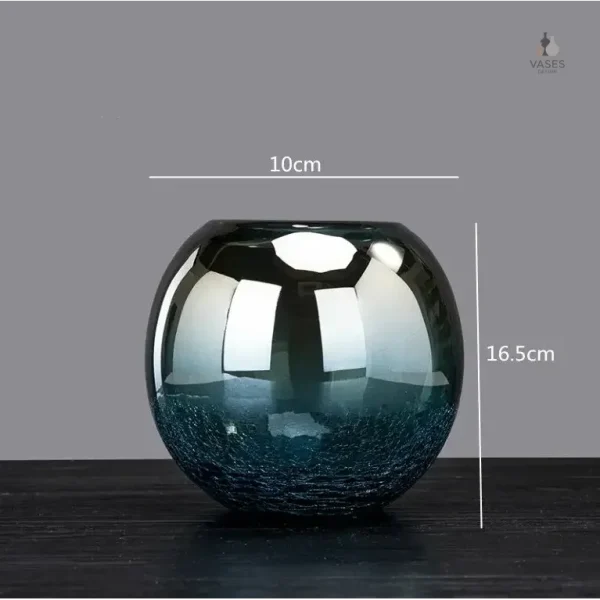 Vase bleu en verre soufflé
